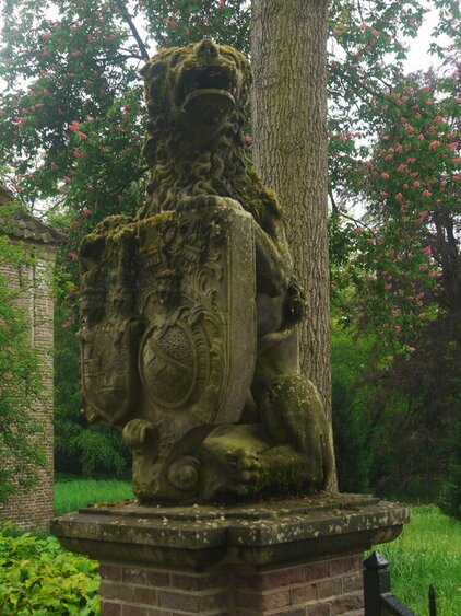 Leeuw op de poort van Kasteel Hackfort